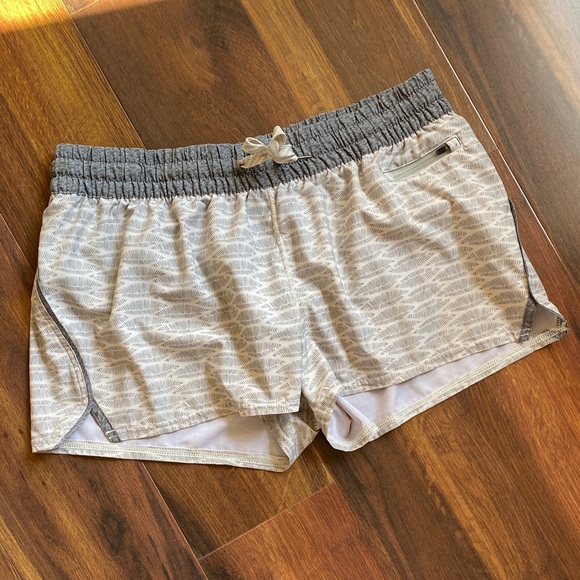 Vuori 2.5” Clementine Arhletic Lined Shorts Mini Pocket Drawstring Waist Printed - Picture 1 of 10